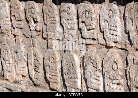 Sculptures sur pierre de crânes souriant Tzompantli, plate-forme, Chichen Itza, Mexique Banque D'Images