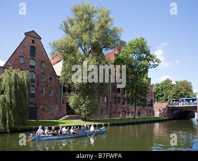 Visites canoë sur rivière près de convertis entrepôt de sel Salzspeicher Lubeck, Allemagne Banque D'Images