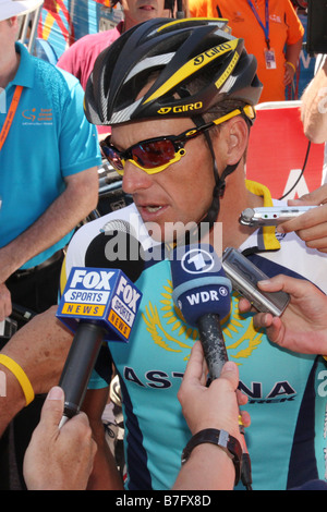 Lance Armstrong interviewé avant de concourir à son retour de la race, le Tour Down Under 2009 à Adélaïde en Australie Banque D'Images