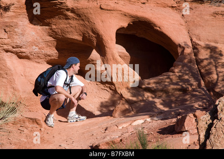 Un randonneur examine un arc le long du bas du mollet Creek en grand escalier Escalante Utah Banque D'Images