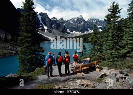 Le lac Moraine, parc national Banff, Rocheuses canadiennes, l'Alberta, Canada - Vallée des Dix-Pics, touristes à Viewpoint Banque D'Images