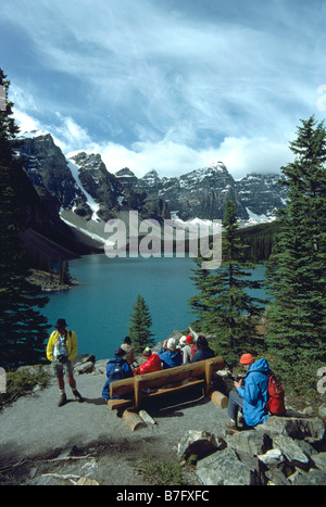 Le lac Moraine, parc national Banff, Rocheuses canadiennes, l'Alberta, Canada - Vallée des Dix-Pics, touristes à Viewpoint Banque D'Images