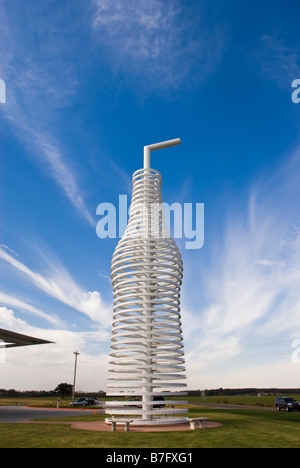 Bouteille de sculpture sur la Route 66 diner pop identifie en Arcadia, Oklahoma, USA. Banque D'Images