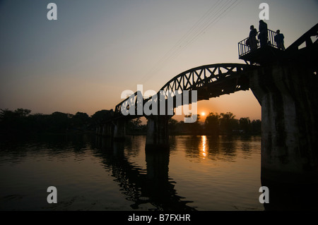 Le pont sur la rivière Kwai au coucher du soleil à Kanchanaburi Thaïlande Banque D'Images