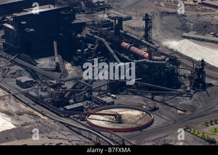L'usine de ciment de brûler du charbon industrial Banque D'Images