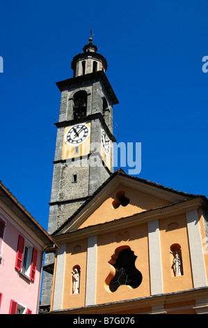 Le Campanile, la tour de l'horloge de l'église paroissiale de San Gottardo, Intragna, Centovalli, Tessin, Suisse Banque D'Images