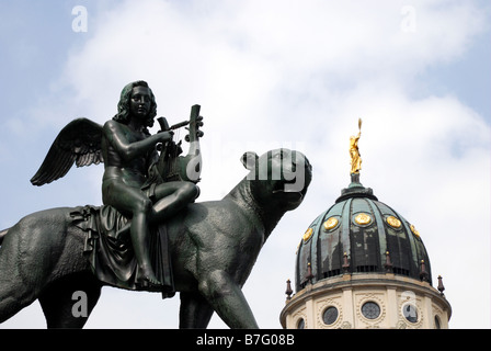 Statue à l'extérieur de Berlin salle de concert avec Cathédrale française dans l'arrière-plan Banque D'Images