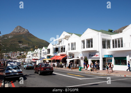 Afficher le long de Victoria road la route principale le long de la plage lions head est à gauche le camps Bay Cape town afrique du sud Banque D'Images