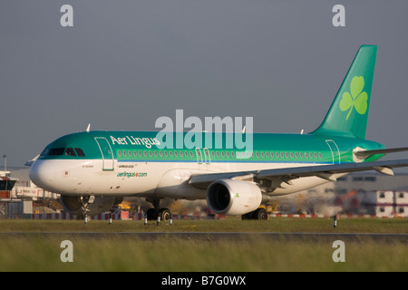 Aer Lingus Airbus A320-214 le roulage pour le départ à l'aéroport Heathrow de Londres. Banque D'Images