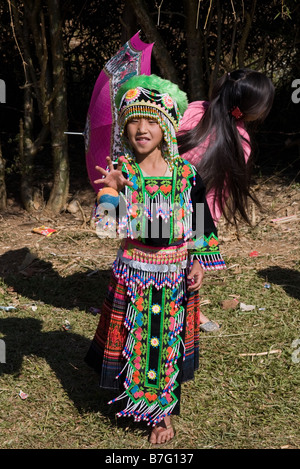 Une jeune fille Hmong, en costume traditionnel, est sur le point d'attraper une balle lors d'une cérémonie de lancement à billes à la périphérie de Phonsavan Banque D'Images