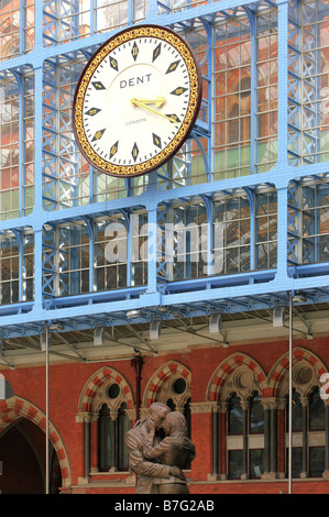 Statue amoureux prise à St Pancras Gare à Londres Banque D'Images