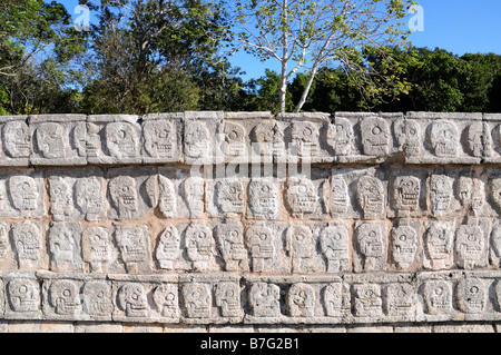 Sculptures sur pierre de crânes souriant Tzompantli, plate-forme, Chichen Itza, Mexique Banque D'Images