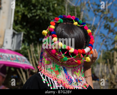 Une vue arrière d'un Hmong traditionnelle à une coiffure de cérémonie du Nouvel An Hmong sur la périphérie de Phonsavan. Banque D'Images