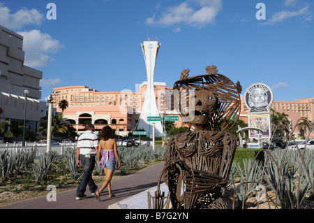 L'homme et de la femme marchant le long du boulevard à Cancun, Mexique Banque D'Images