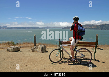 Le point de vue du cycliste le Golden Gate Bridge d'Angel Island State Park, Californie, États Unis, Amérique du Nord Banque D'Images