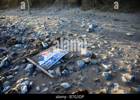 'À VENDRE' supprimés signer sur la plage de Port Eynon, Gower, dans le sud du Pays de Galles, Royaume-Uni Banque D'Images