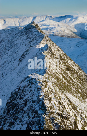 Les randonneurs d'hiver [deux personnes] sur Edge, avançant à Helvellyn Banque D'Images