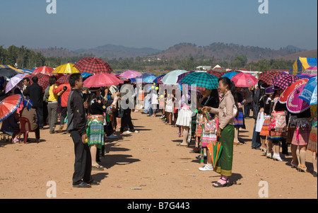 Un nouvel an Hmong ball jeu jeter sur le champ de foire à Phonsavan. Banque D'Images