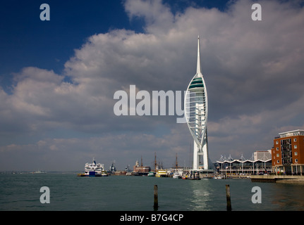 Gunwharf Quays et Spinnaker Tower, Portsmouth, Hampshire, Angleterre Banque D'Images