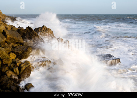 Une mer s'écraser contre des rochers Banque D'Images