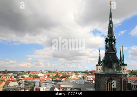 Tour rouge sur la place de marché à Halle, en Saxe-Anhalt, Allemagne ; Roter Turm en halle auf dem Marktplatz Banque D'Images