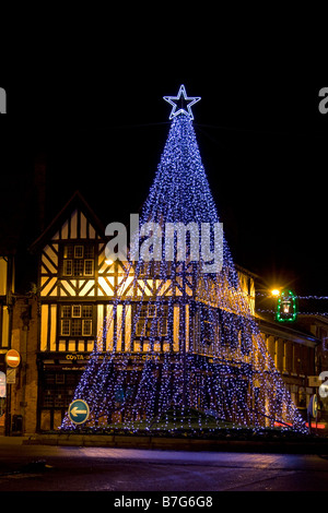 Les lumières de Noël dans la nuit à Stratford upon Avon Banque D'Images