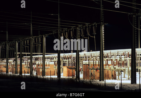 Sous-station de transformation de l'énergie électrique pendant la nuit en Allemagne ; station de relais de poste de transformation ; Banque D'Images