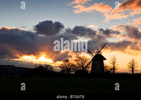Coucher du soleil à moulin à vent de Bembridge, île de Wight Banque D'Images
