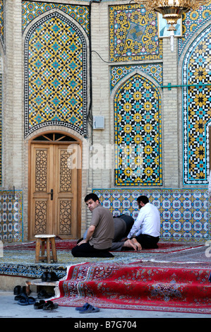 Les hommes de prière prier priant au Masjed Emam Khomeini Shah Mosquée Soltani grand bazar Iran Téhéran Banque D'Images