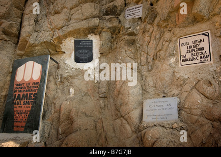 Plaques commémoratives fixées sur un rocher, Blue Hole, Dahab, Egypte Banque D'Images