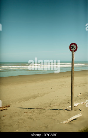 Panneau de limite de vitesse de 30 km/h Himatangi beach New Zealand Banque D'Images