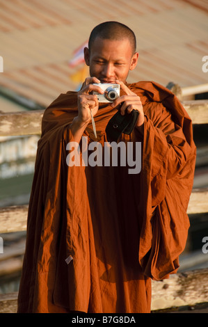 Monk pris une photo Sangkhlaburi Thailande Banque D'Images