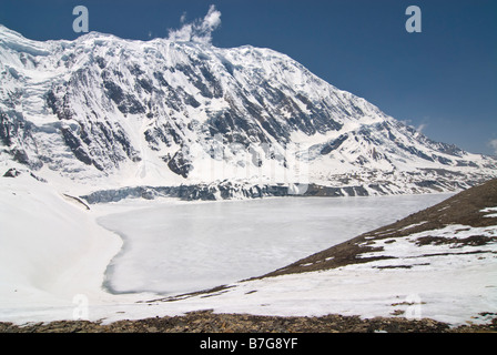 Le lac Tilicho congelé. Le Népal Banque D'Images