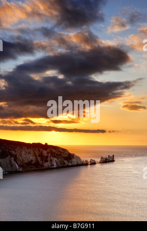 Coucher de soleil sur les aiguilles, l'île de Wight Banque D'Images