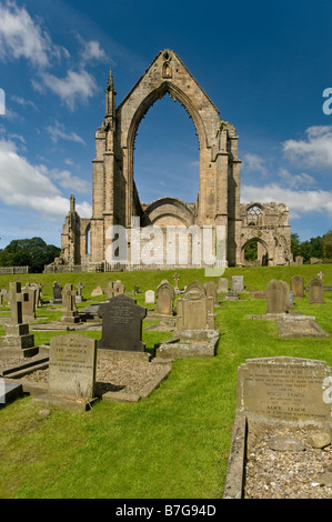 Pittoresques ruines monastiques ensoleillées de Bolton Abbey (cour d'église tranquille, pierres tombales et tombes, cadre magnifique) - Yorkshire Dales, Angleterre, Royaume-Uni. Banque D'Images