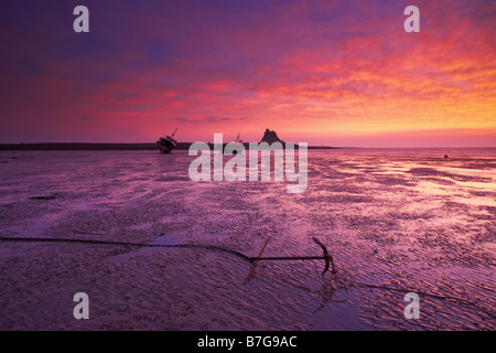 Une vue sur la Ouse à Holy Island en direction de Château de Lindisfarne Banque D'Images