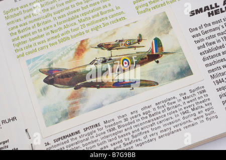 Carte photo d'un Spitfire dans le Brooke Bond PG Tips photo album carte Histoire de l'Aviation publié le 25 septembre 1972 Banque D'Images