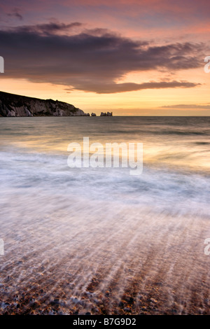 Coucher de soleil sur les aiguilles, l'île de Wight Banque D'Images