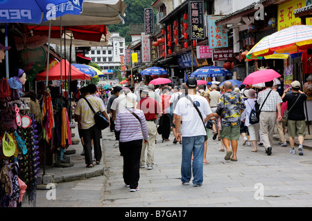 Les touristes se promener dans la rue bondée et populaires à l'ouest de la région de Yangshuo, Guangxi, Chine Banque D'Images