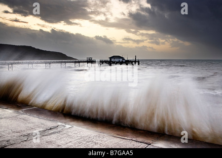 Mer forte à Totland Bay, île de Wight Banque D'Images