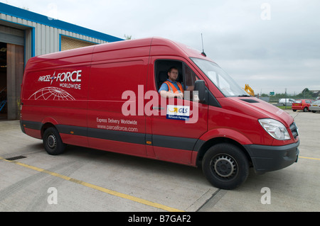 La Force d'expédition livraison Mercedes Sprinter Van Banque D'Images