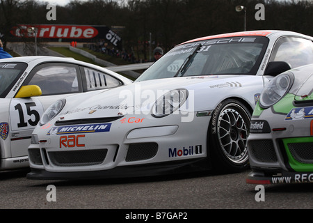 Porsche 911 GT3 voitures de course prêt pour la course à Brands Hatch, Porsche Carrera Cup GO 2008 Banque D'Images