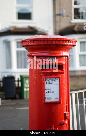 Une boîte aux lettres boîte aux lettres rouge dans une rue en Grande-Bretagne Angleterre Banque D'Images