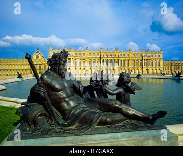 Statue de la Seine par le sculpteur Etienne le Hongre au bassin nord et façade de jardin du Château de Versailles France Europe Banque D'Images