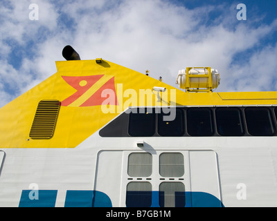 Détail de Fred Olsen Lines ferry catamaran grande vitesse Bocayna Express dans le port de Playa Blanca Lanzarote Iles Canaries Banque D'Images