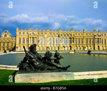 La Seine statue au bassin nord et façade jardin Chateau de Versailles France Banque D'Images