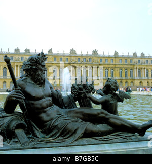 Statue de la Seine au Nord du bassin , parterre Nord, jardin, façade Château de Versailles, Yvelines, Ile-de-France, France Europe Banque D'Images