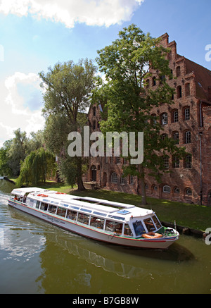 Bateau à converti entrepôt de sel Salzspeicher sur rivière Trave Lubeck, Allemagne Banque D'Images