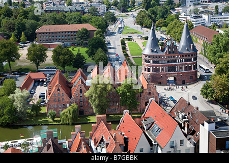 Ville Holstentor gate et converti en entrepôt de sel Salzspeicher sur rivière Trave Lubeck, Allemagne Banque D'Images