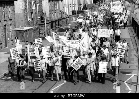 18 août 1984 Celynen mineurs de la mine du nord avec la famille et les supporters avec des bannières mars pendant la grève des mineurs de 1984 Banque D'Images